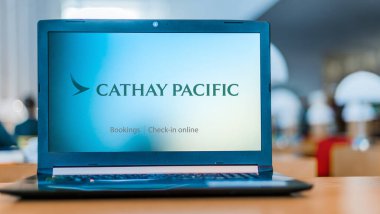Cathay Pacific 'in logosunu gösteren dizüstü bilgisayar