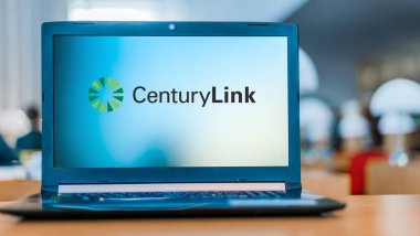 Centurylink logosunu gösteren dizüstü bilgisayar.