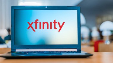 Xfinity amblemini gösteren dizüstü bilgisayar