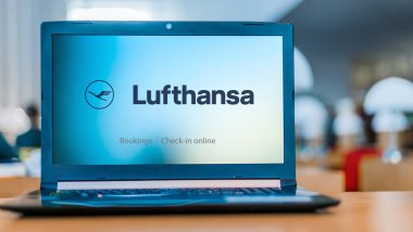 Lufthansa 'nın logosunu gösteren dizüstü bilgisayar