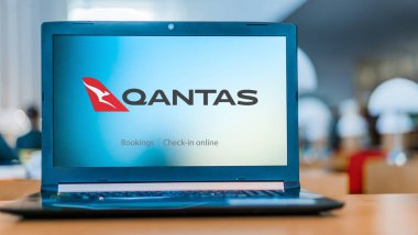 Qantas Havayollarının logosunu gösteren dizüstü bilgisayar