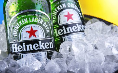 Bir şişe Heineken birası ve ezilmiş buz.
