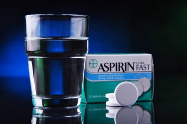 İki paket Bayer Aspirin içeren kompozisyon