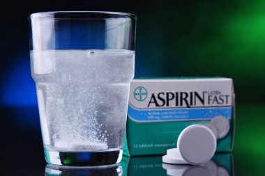 İki paket Bayer Aspirin içeren kompozisyon