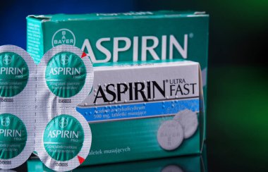 İki paket Bayer Aspirin içeren kompozisyon