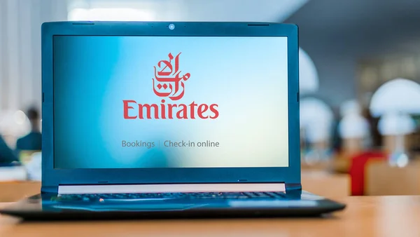Computadora portátil que muestra el logo Emirates —  Fotos de Stock