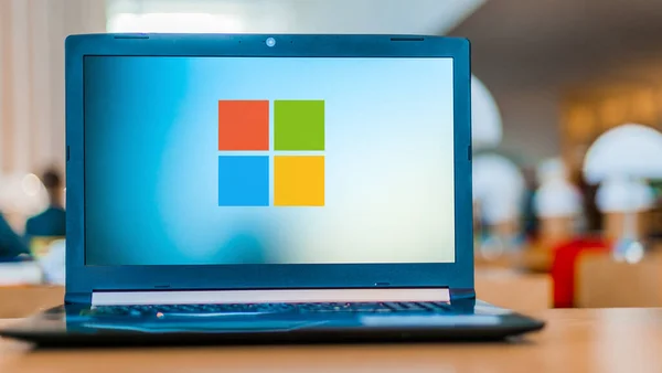 Computadora portátil que muestra el logo de Microsoft — Foto de Stock