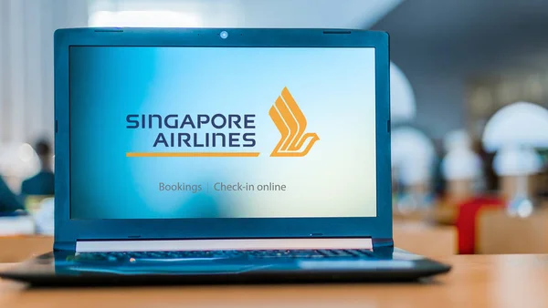 Laptopcomputer met logo van Singapore Airlines — Stockfoto