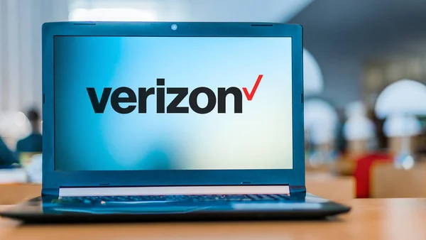 Ordinateur portable affichant le logo de Verizon — Photo