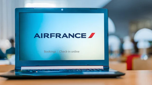 Laptopcomputer met logo van Air France — Stockfoto