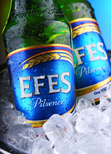 Бутылки Efes Pilsener в ведре с дробленым льдом — стоковое фото