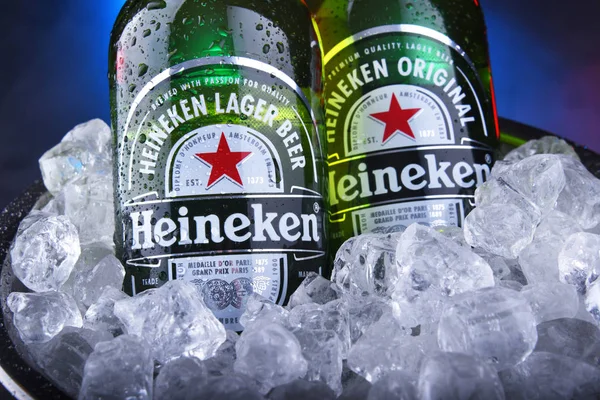 Botellas de cerveza Heineken en cubo con hielo picado —  Fotos de Stock