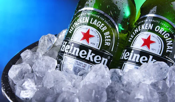 Bottles of Heineken beer in bucket with crushed ice — Stock Photo, Image