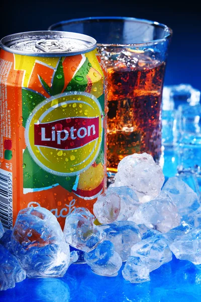 Dosen Lipton-Eistee-Limonade. — Stockfoto