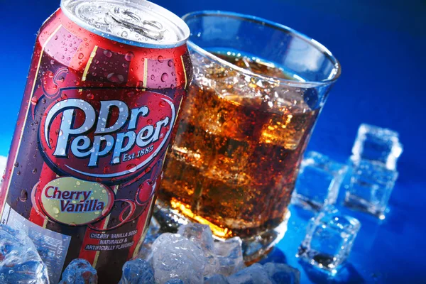 Can of carbonated soft drink Dr Pepper — Stock Photo, Image