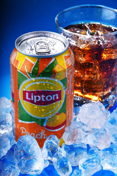 Cans of Lipton Ice Tea soft drink. — Stock Photo, Image