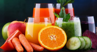 Taze organik sebze ve meyve suları ile gözlük