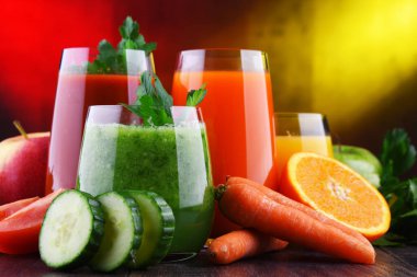 Taze organik sebze ve meyve suları ile gözlük
