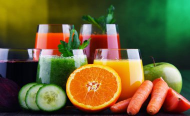 Taze organik sebze ve meyve suları ile gözlük