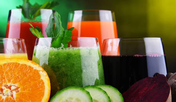 Окуляри зі свіжими органічними овочами та фруктовими соками — стокове фото