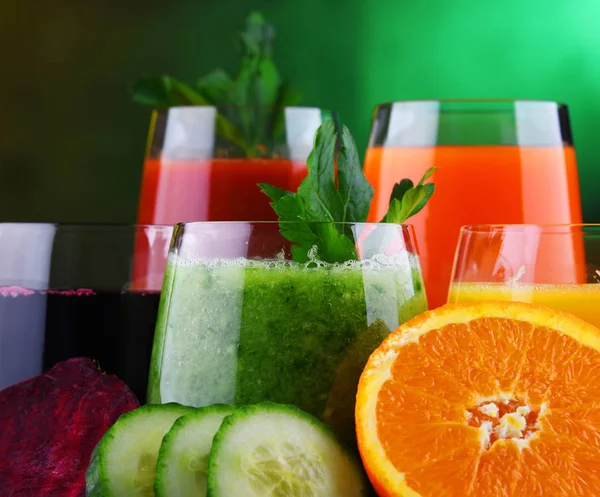 Glasses with fresh organic vegetable and fruit juices — Stock Photo, Image