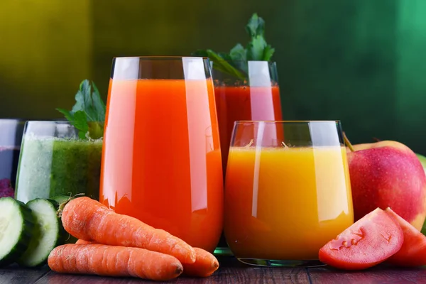 Glasögon med färska ekologiska grönsaker och frukt juice — Stockfoto