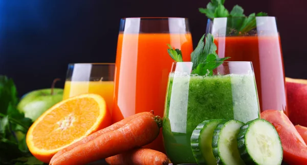 Glasögon med färska ekologiska grönsaker och frukt juice — Stockfoto