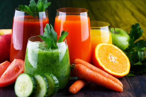 Vasos con jugos orgánicos frescos de frutas y verduras — Foto de Stock