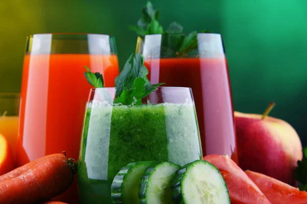 Glasögon med färska ekologiska grönsaker och frukt juice — Stockfoto