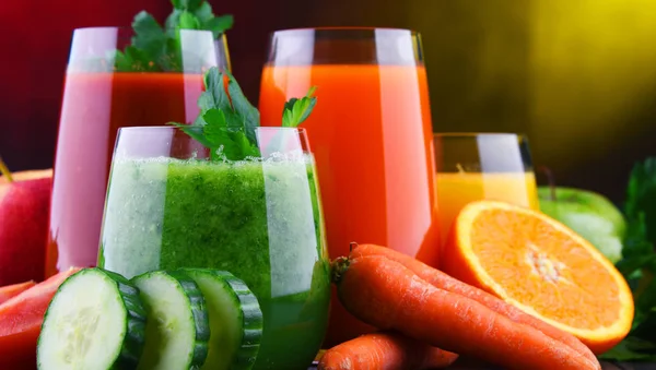 Vasos con jugos orgánicos frescos de frutas y verduras — Foto de Stock