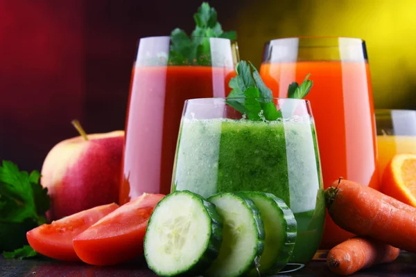 Glasögon med färska ekologiska grönsaker och frukt juice — Stockfoto