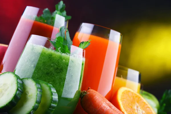 Glasses with fresh organic vegetable and fruit juices — Stock Photo, Image