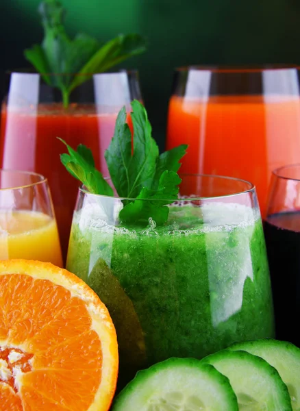Glasses with fresh organic vegetable and fruit juices — Stock Photo, Image
