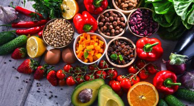 Masanın üzerinde çeşitli organik gıda ürünleri