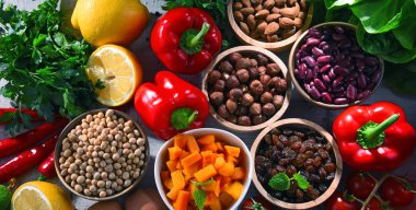 Masanın üzerinde çeşitli organik gıda ürünleri