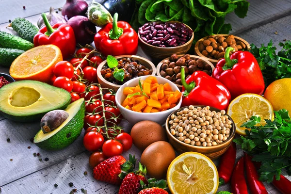 Masanın üzerinde çeşitli organik gıda ürünleri