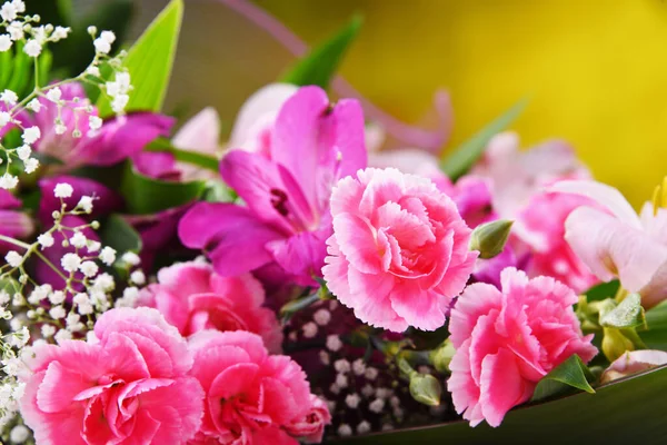 Composizione con bouquet di fiori appena recisi — Foto Stock