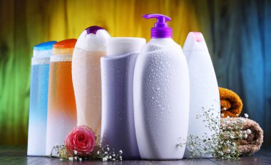 Plastik şişeler dolusu vücut bakımı ve güzellik ürünleri.