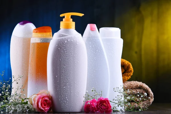 Plastikowe butelki do pielęgnacji ciała i kosmetyki — Zdjęcie stockowe