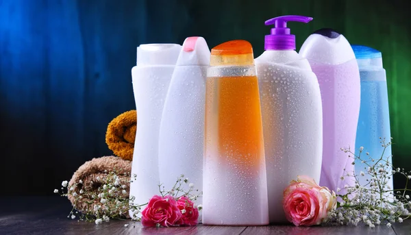 Botellas de plástico para el cuidado corporal y productos de belleza — Foto de Stock