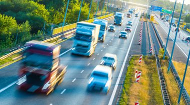 Dört şeritli kontrollü erişimli otoyol Polonya kamyonlara