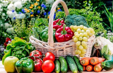 Taze organik sebze ve meyve bahçesinde çeşitli