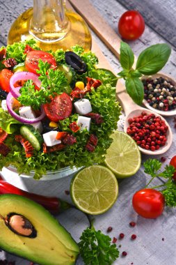 sebze salata kasesi ile kompozisyon