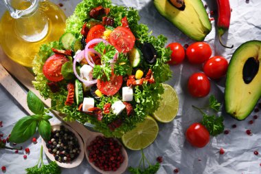 sebze salata kasesi ile kompozisyon