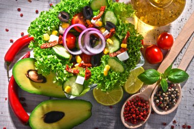 sebze salata kasesi ile kompozisyon