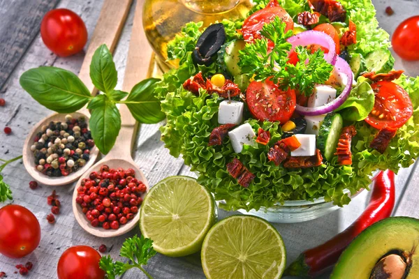 Composição com tigela de salada vegetal — Fotografia de Stock