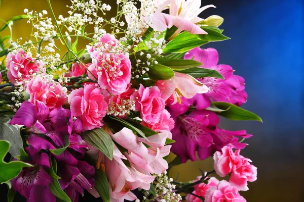 Skład z bukietem świeżo wyciętych kwiatów — Zdjęcie stockowe