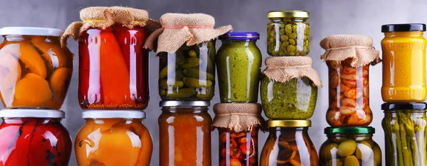 Pots avec variété de légumes et fruits marinés — Photo