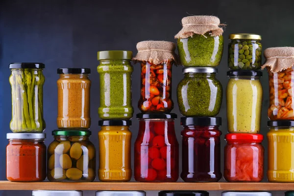 Pots avec variété de légumes et fruits marinés — Photo