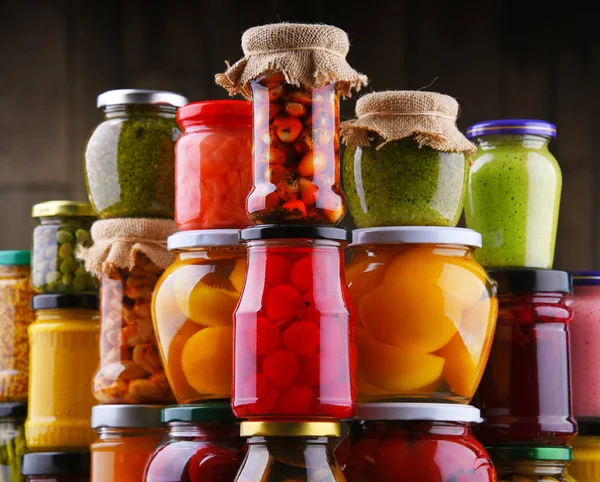 Pots avec variété de légumes et fruits marinés — Photo